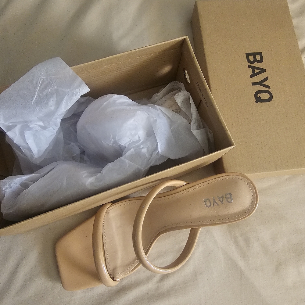 NWOT - beige square heel open toe sandals size 9